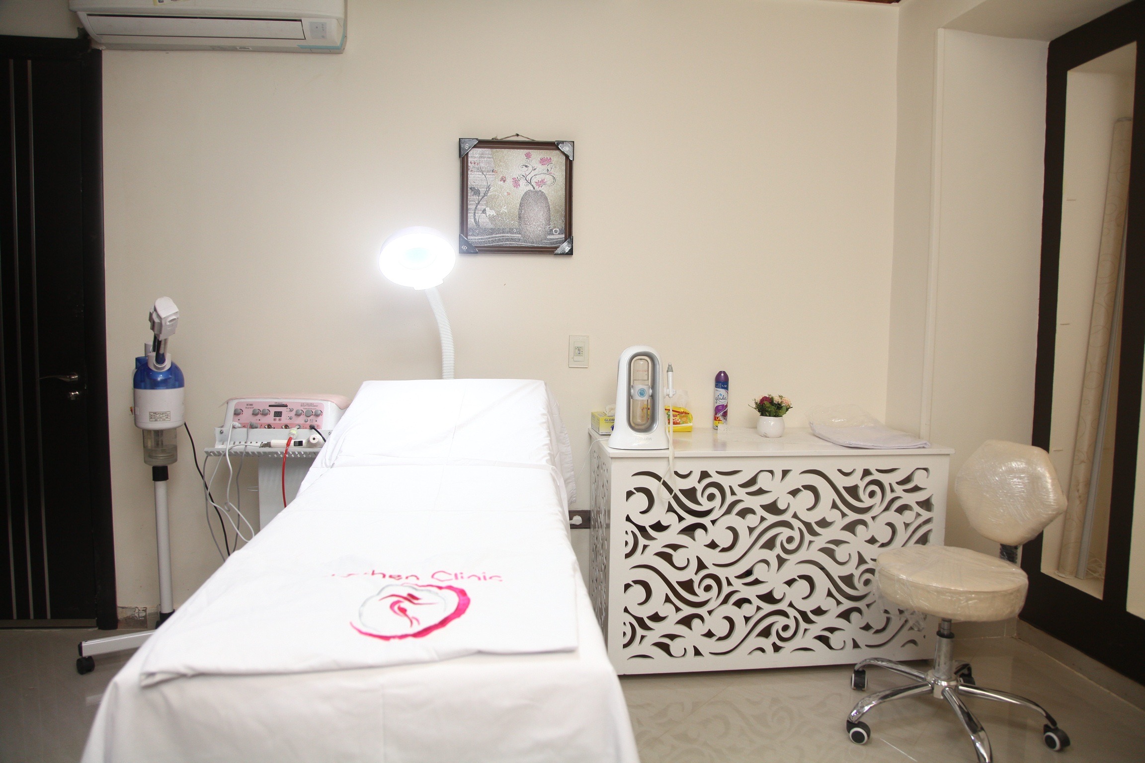 Jothen Clinic Pyramids - Modern laser hair removal treatment room with Candela GentleLase Pro
